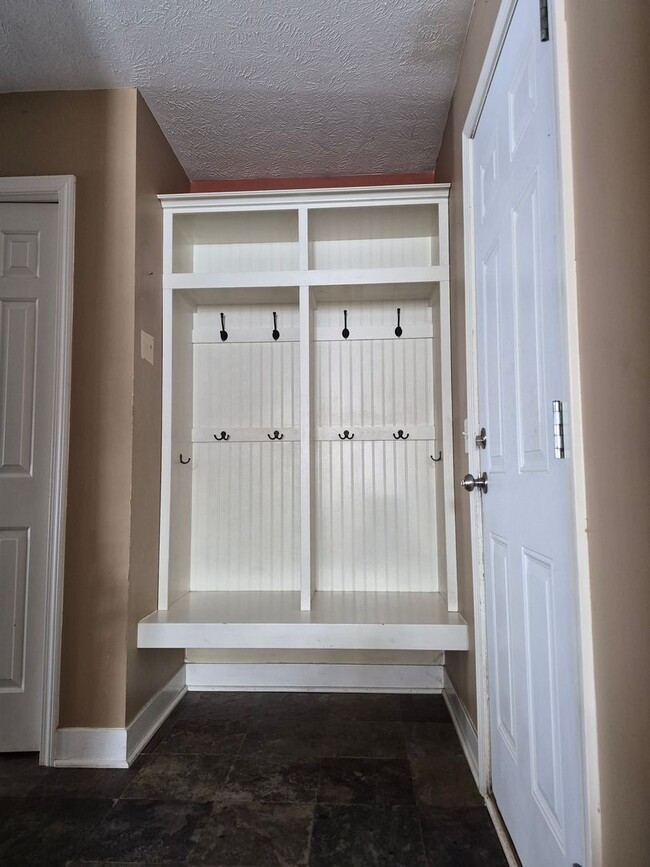 Building Photo - 79 Rogue River View Dr NE