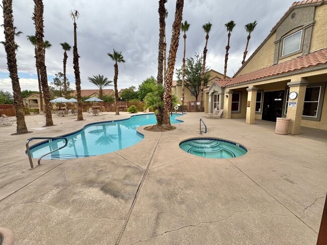 Building Photo - 2 Bedroom, 2 Full Bath Newly Renovated Con...