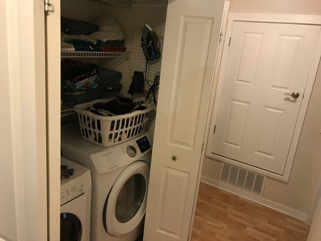 Building Photo - Spacious 2 bed 1 bathroom Condominium