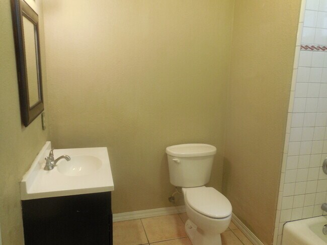 Building Photo - 3 Bedroom / 1 Bath House