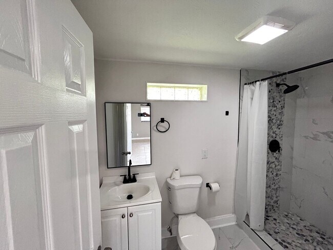 Building Photo - Charming, Newly Renovated 3-Bedroom Home w...