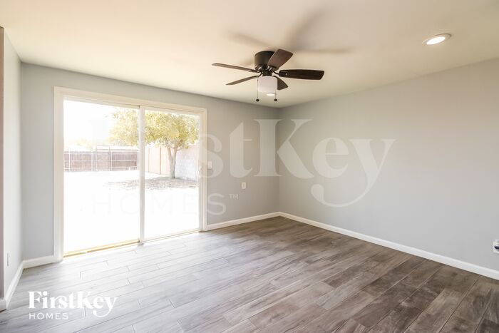 Building Photo - 2417 E Earll Dr