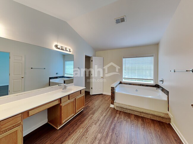 Building Photo - 1540 Cardinal Ln