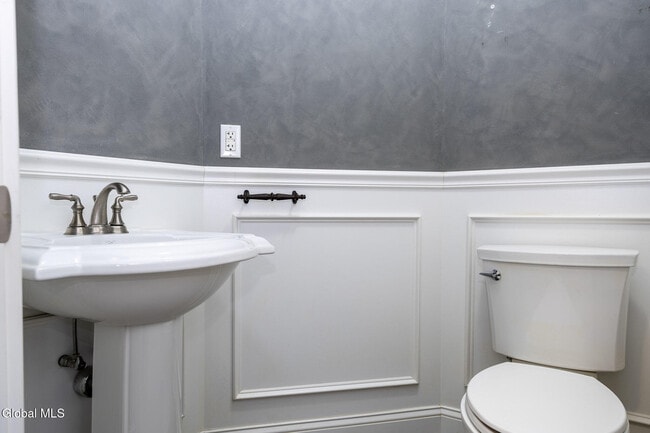 Building Photo - 949 Hudson Ave