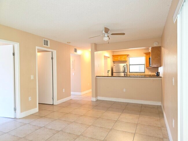 Building Photo - 1542 Lake Crystal Dr