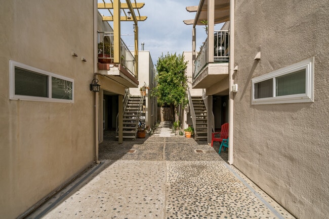 Building Photo - Beautiful Del Mar Condo  Beach Living in D...