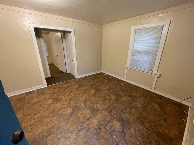 Building Photo - 1 bedroom near ACU