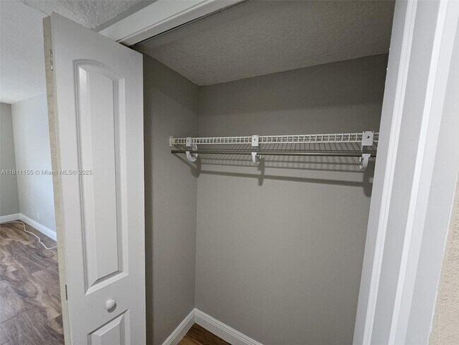 Building Photo - 302 Lakeview Dr