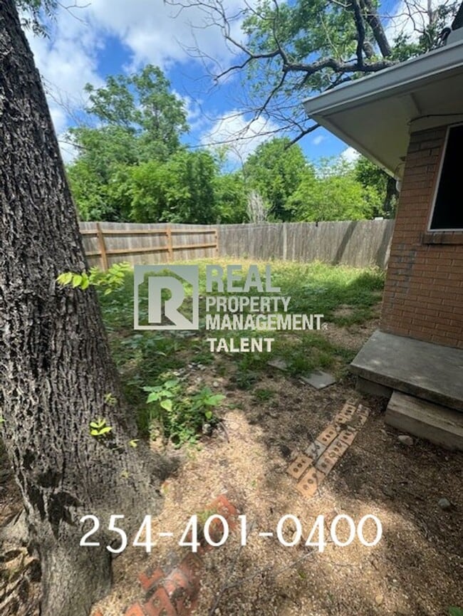 Building Photo - DEAL ALERT! Charming Vintage 3-bedroom, 1-...