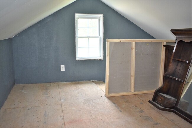 Building Photo - LEASE PENDING AS OF 05/06/2025: Lovely 3 b...