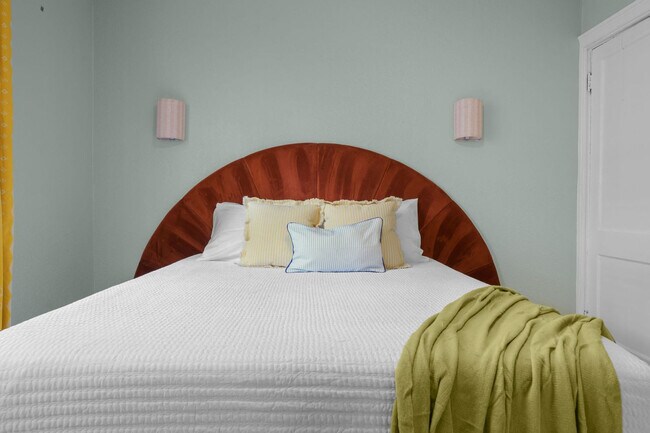 Building Photo - 522 31st St W