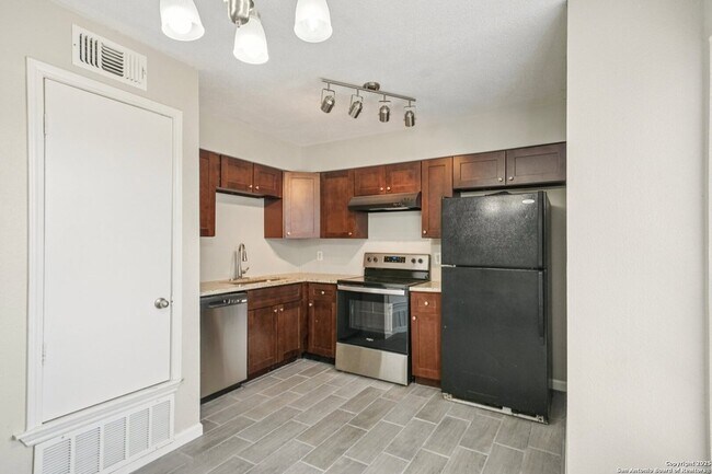 Building Photo - 10609 Starcrest Dr
