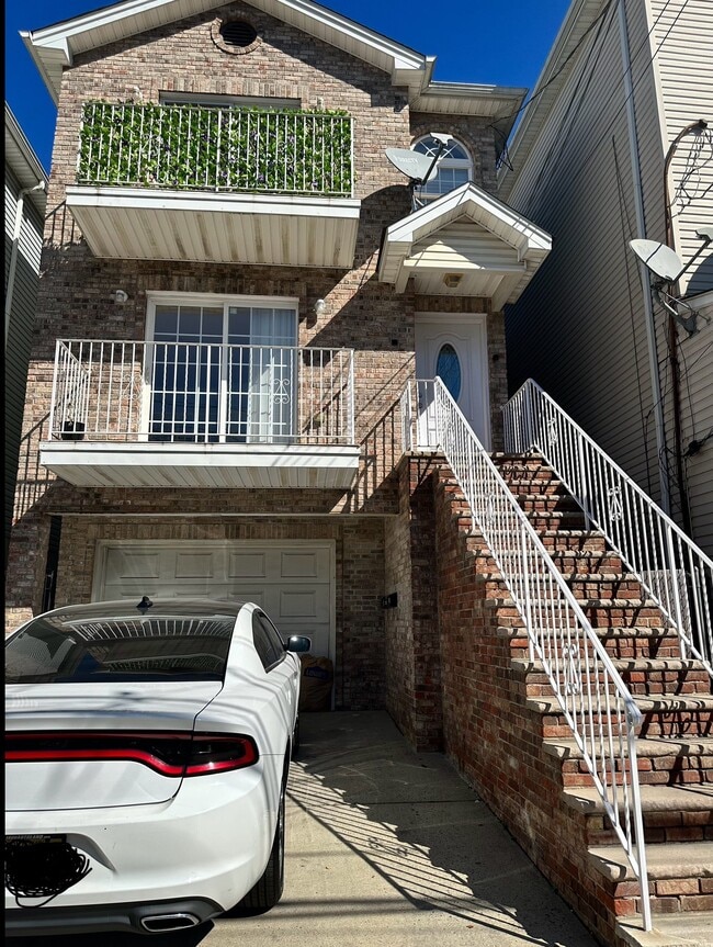 Building Photo - 555 Livingston St