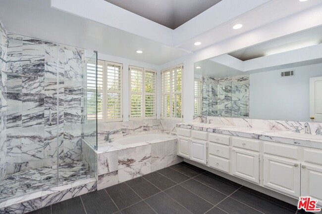 Building Photo - 5683 Hazelcrest Cir