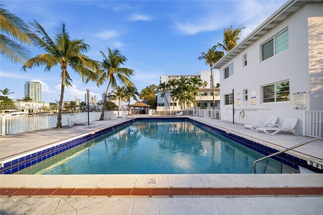 Building Photo - 7207 Bay Dr