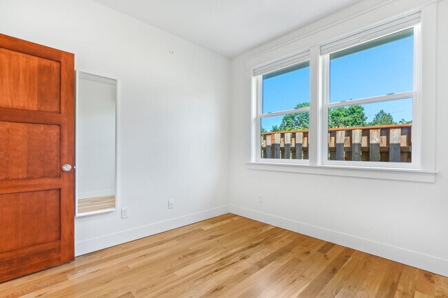 Building Photo - 4030 SE 62nd Ave