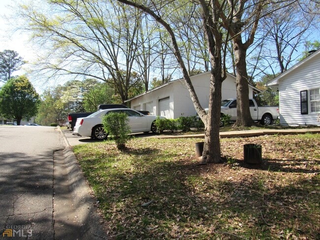 Building Photo - 8337 Holly Dr