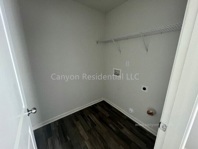 Building Photo - Beautiful 3b Room!Move in ready!