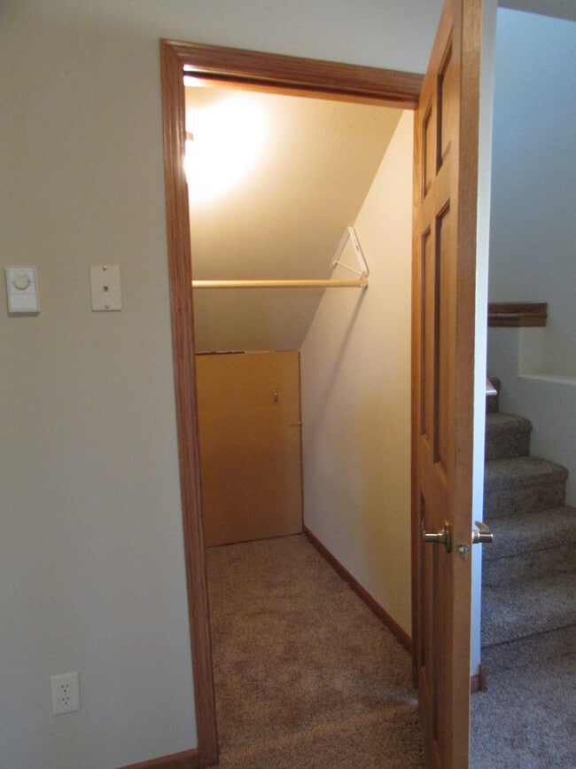 Building Photo - r1350