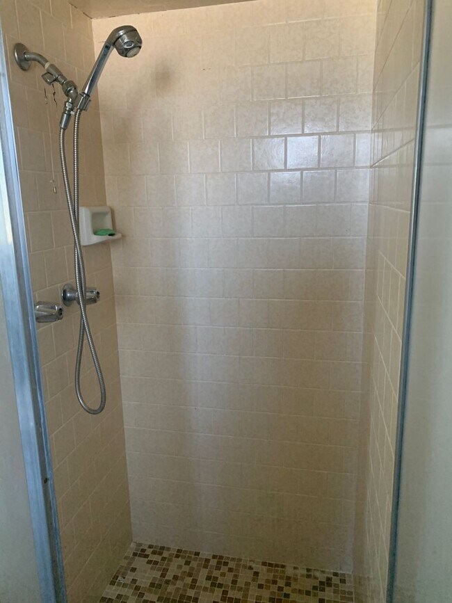 Building Photo - Clean 3 Bedroom / 2 Bathroom House in Sout...