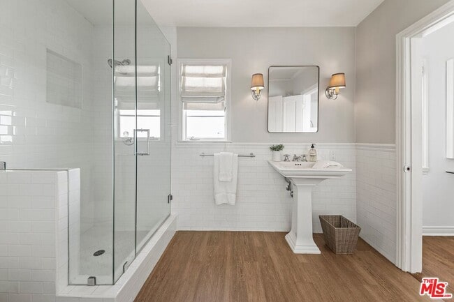 Building Photo - 2107 Coldwater Canyon Dr