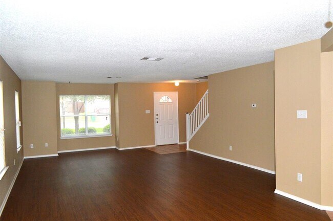 Building Photo - 2014 Carriage Club Dr