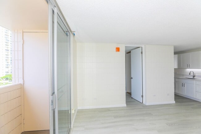 Building Photo - Sunset Lakeview - Fully renovated 3 bedroom, 2 bath on lower floor comes with tandem parking for ...