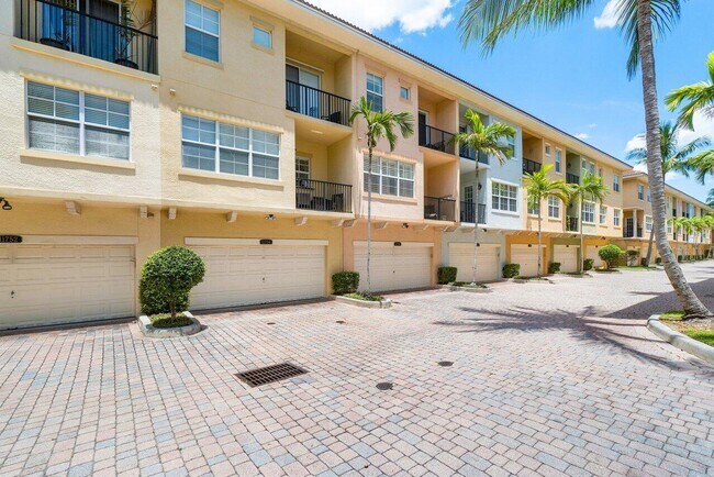 Building Photo - 11756 Valencia Gardens Ave