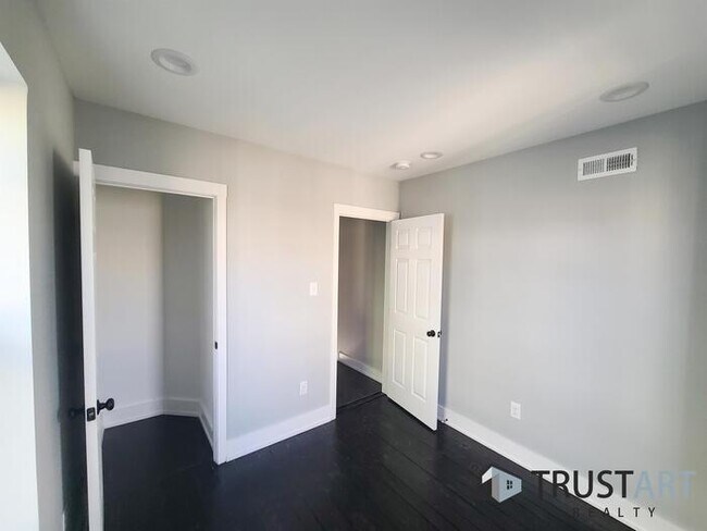Building Photo - 2 Bedroom house with basement/backyard.