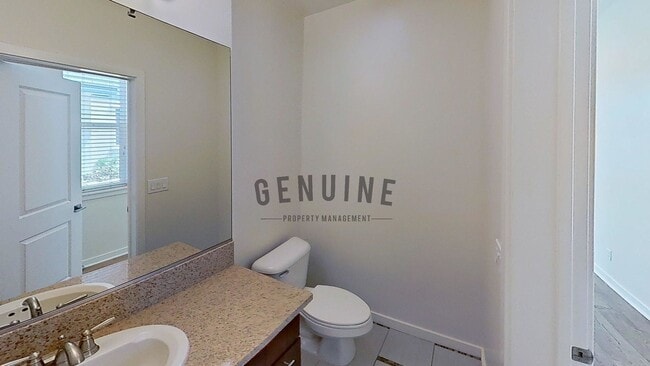 Building Photo - 3Bd 2.5Ba Townhouse w/Rooftop Deck
