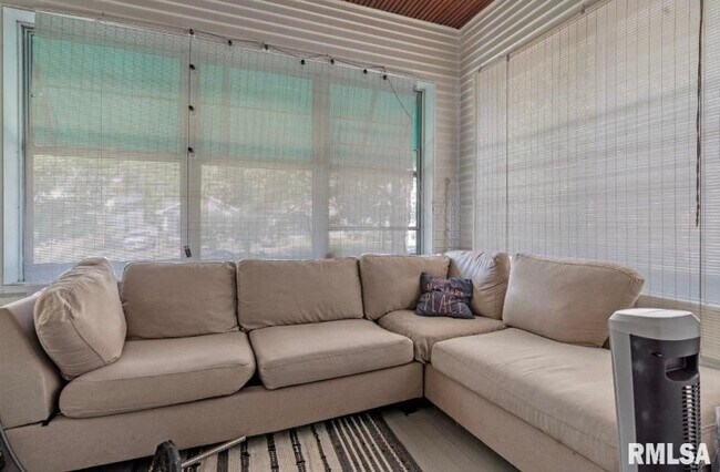 Building Photo - 860 Loraine Ave