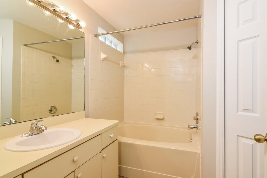 Building Photo - 725 Cape Cod Cir