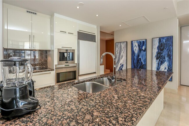 Building Photo - 16001 Collins Ave