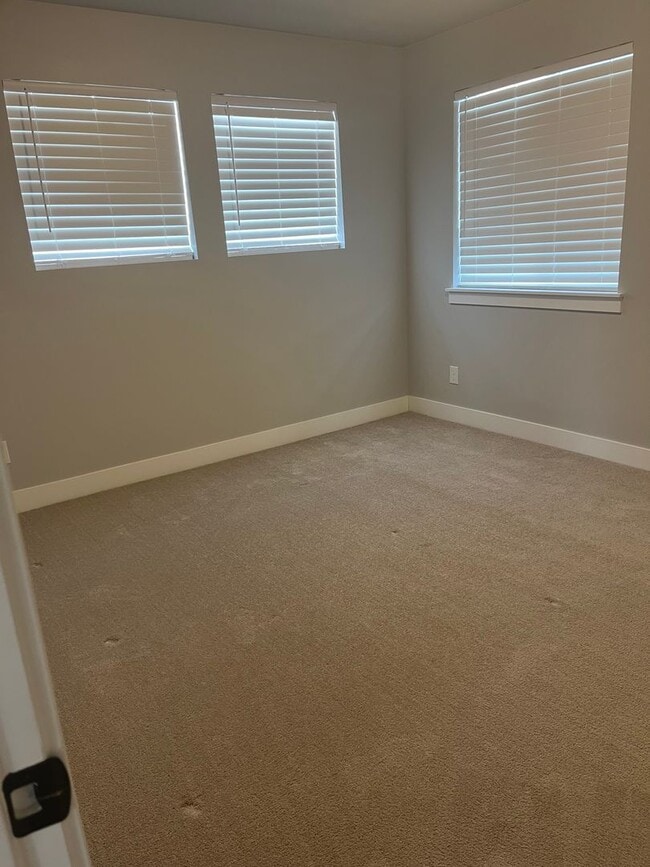 Building Photo - Three Bed, Two and Half Bath Home in Eagle...