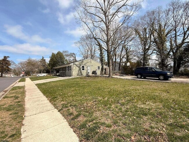 Building Photo - 644 5th St