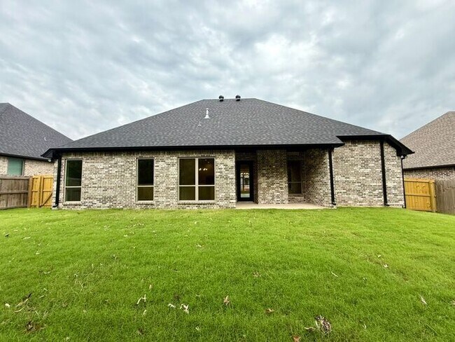 Building Photo - Beautiful and Spacious 3-Bedroom, 2-Bath R...