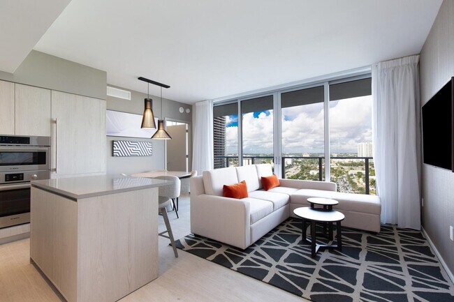 Building Photo - 2723 Hallandale Beach Blvd