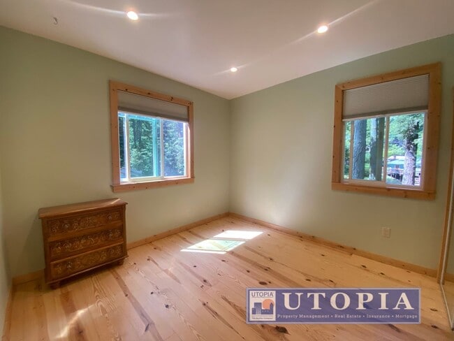 Building Photo - Gorgeous 4-bedroom, 2-bathroom Forest Lake Home with Deck, Office & Scenic Redwood Views
