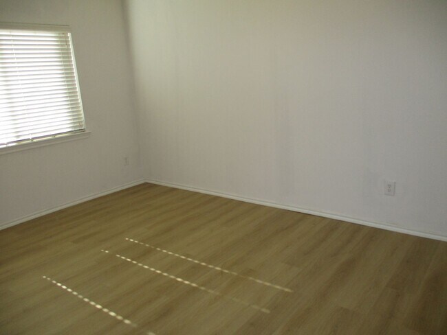 Building Photo - $1895  3 Bed/2 Bath/2 Garage  Ready for Move-in Home in Mustang Creek