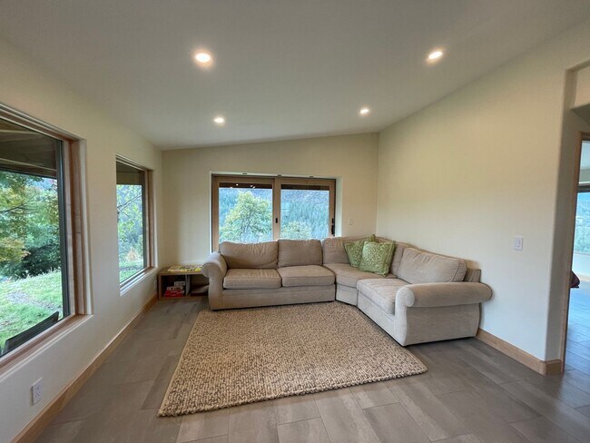 Building Photo - Rural 3 Bedroom, 2 Bath - Ruch & Applegate River Area