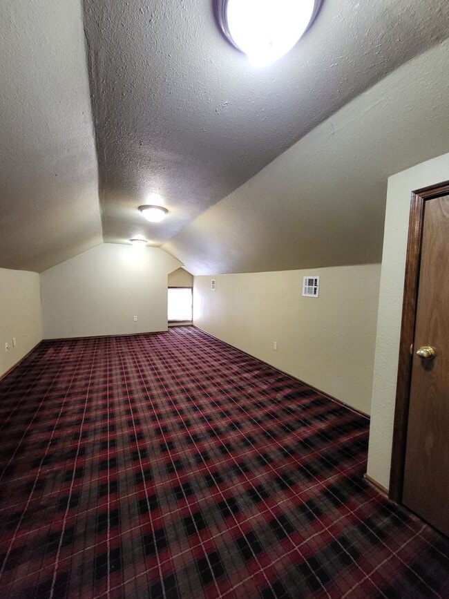 Building Photo - (3) Bed/(2.5) Bath with over 2000sqft in Blanchard Avail NOW!