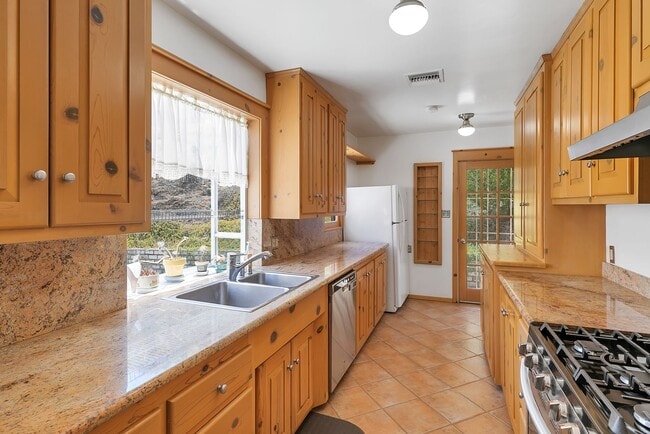 Building Photo - Great 3 Bedroom Home with Large Lot and NO...