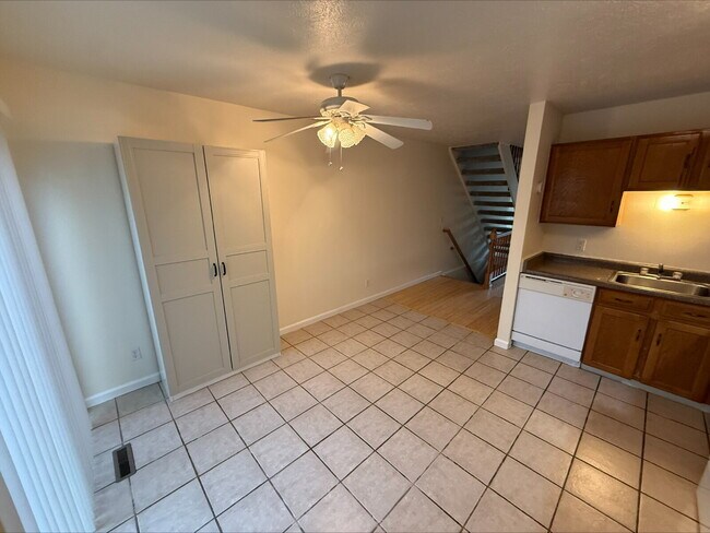 Building Photo - "Charming 2-Bed, 2.5-Bath Condo Retreat in Broomfield – Your Cozy 900 Sq Ft Haven Awaits!"