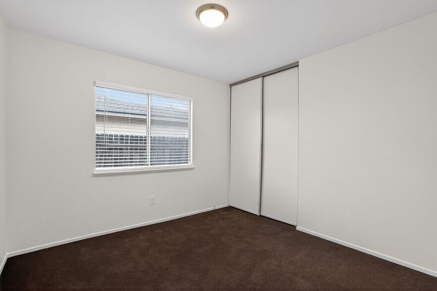 Building Photo - 705 Desert Calico Dr