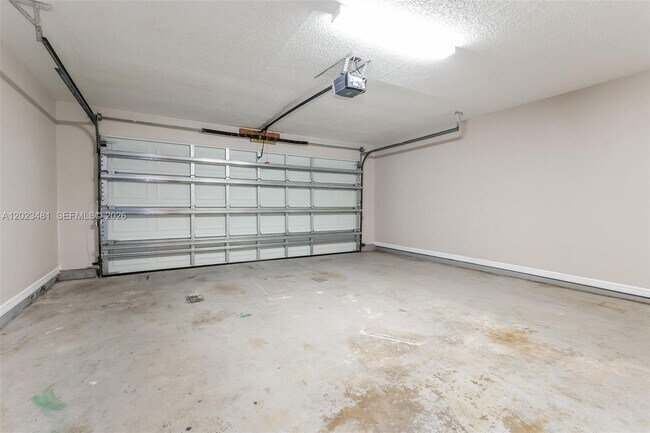 Building Photo - 878 Daffodil Dr