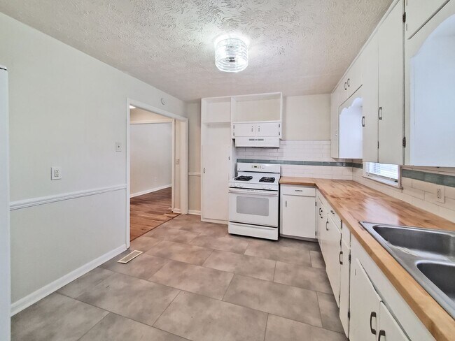 Building Photo - COMING SOON! Cutest 2/1 Bungalow in Hapeville - Housing Vouchers Accepted