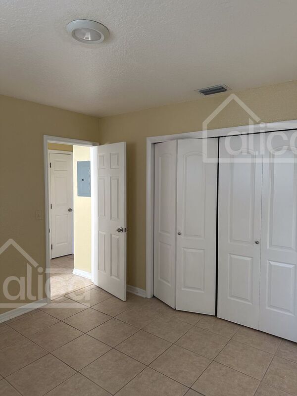 Building Photo - 13753 Oleander Ave