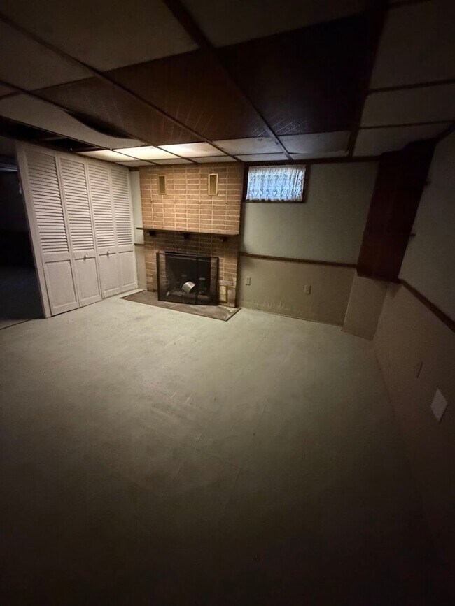 Building Photo - 3 Bedroom, 2 Full Bath Home with 4-Season Room, Garage & Large Lot