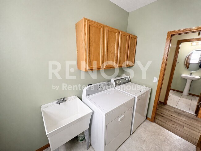 Building Photo - Available September 1st 3 Bedroom 3 Bath Single Family Home in Plymouth