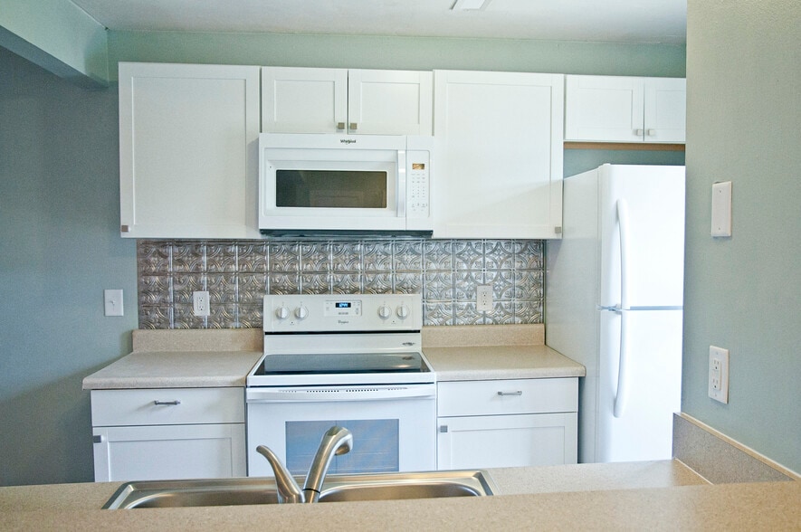 Kitchen - 409 Erskine St
